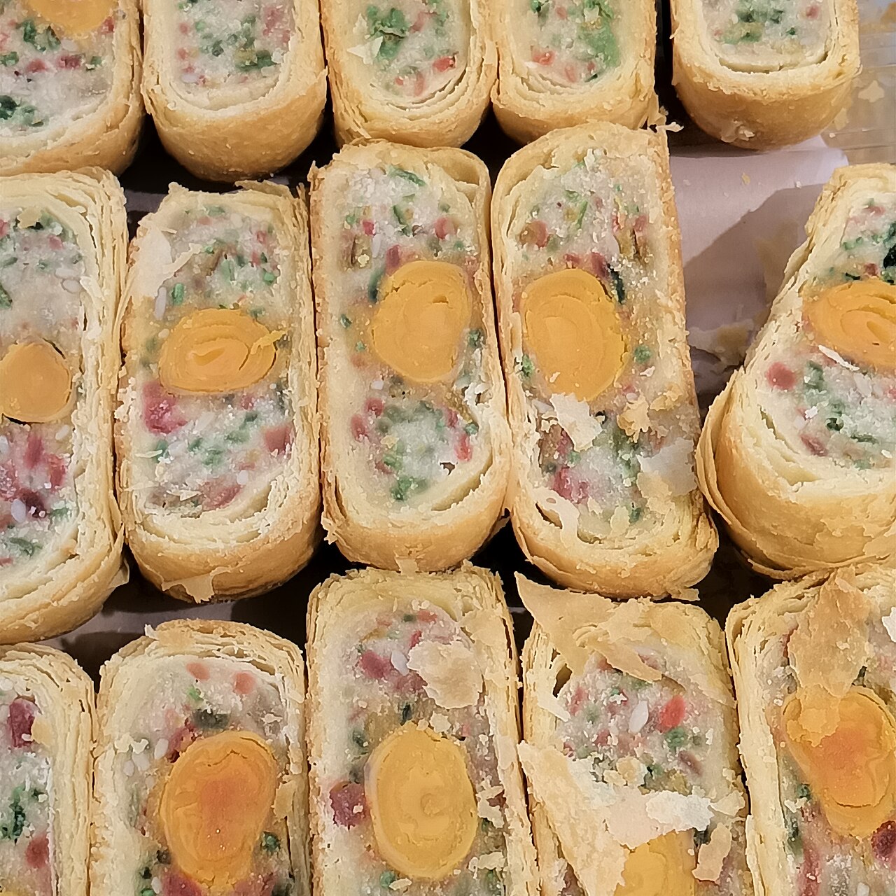 展示五仁和蛋黄配料的月饼切面